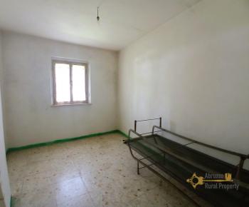 Five-bedroom town house with panoramic view, garage, woodshed and vegetable garden. Abruzzo. Img26