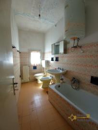 Five-bedroom town house with panoramic view, garage, woodshed and vegetable garden. Abruzzo. Img28