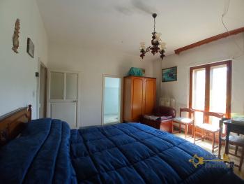 Five-bedroom town house with panoramic view, garage, woodshed and vegetable garden. Abruzzo. Img6