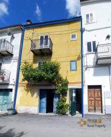Five-bedroom town house with panoramic view, garage, woodshed and vegetable garden. Abruzzo.