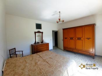 Five-bedroom town house with panoramic view, garage, woodshed and vegetable garden. Abruzzo. Img21