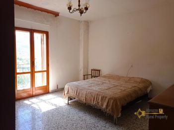 Five-bedroom town house with panoramic view, garage, woodshed and vegetable garden. Abruzzo. Img17