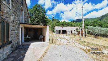 Country house with beautiful panoramic view, surrounded by land with olive grove. Schiavi D'Abruzzo. Img5