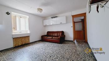 Country house with beautiful panoramic view, surrounded by land with olive grove. Schiavi D'Abruzzo. Img23