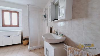 Country house with beautiful panoramic view, surrounded by land with olive grove. Schiavi D'Abruzzo. Img15