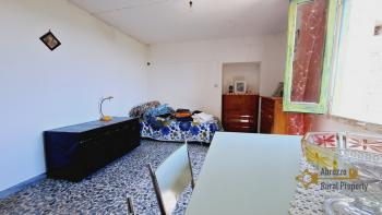 Country house with beautiful panoramic view, surrounded by land with olive grove. Schiavi D'Abruzzo. Img27