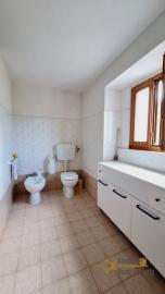 Country house with beautiful panoramic view, surrounded by land with olive grove. Schiavi D'Abruzzo. Img16