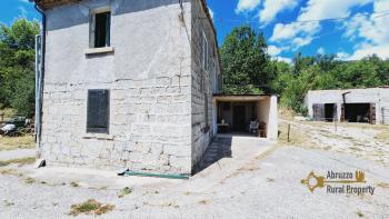 Country house with beautiful panoramic view, surrounded by land with olive grove. Schiavi D'Abruzzo. Img44