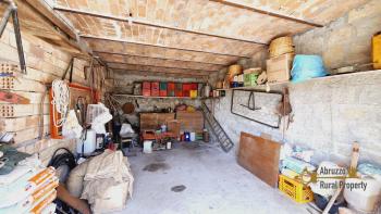 Country house with beautiful panoramic view, surrounded by land with olive grove. Schiavi D'Abruzzo. Img35