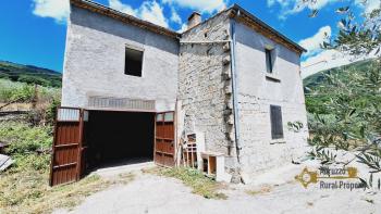 Country house with beautiful panoramic view, surrounded by land with olive grove. Schiavi D'Abruzzo. Img3