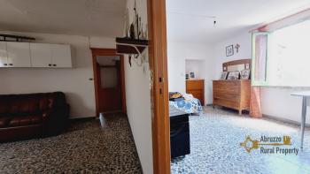 Country house with beautiful panoramic view, surrounded by land with olive grove. Schiavi D'Abruzzo. Img24