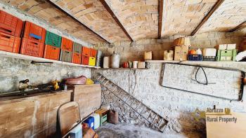 Country house with beautiful panoramic view, surrounded by land with olive grove. Schiavi D'Abruzzo. Img36