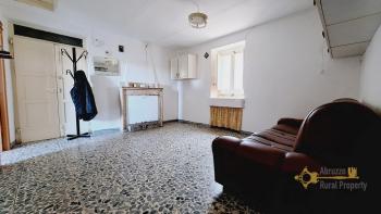 Country house with beautiful panoramic view, surrounded by land with olive grove. Schiavi D'Abruzzo. Img21