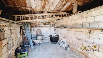 Country house with beautiful panoramic view, surrounded by land with olive grove. Schiavi D'Abruzzo. Img39