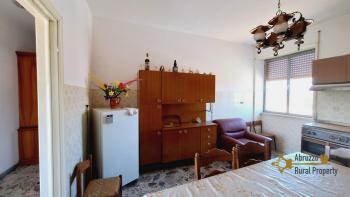 Spacious country house with panoramic terrace and 1500 sqm land in Roccaspinalveti. Img12