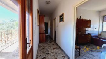 Spacious country house with panoramic terrace and 1500 sqm land in Roccaspinalveti. Img13