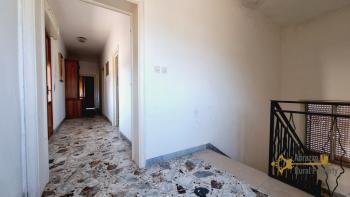 Spacious country house with panoramic terrace and 1500 sqm land in Roccaspinalveti. Img8