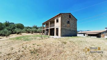 Spacious country house with panoramic terrace and 1500 sqm land in Roccaspinalveti.