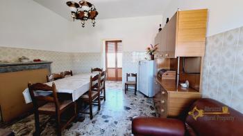 Spacious country house with panoramic terrace and 1500 sqm land in Roccaspinalveti. Img10