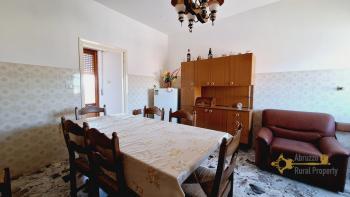 Spacious country house with panoramic terrace and 1500 sqm land in Roccaspinalveti. Img11