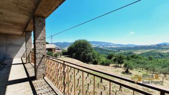 Spacious country house with panoramic terrace and 1500 sqm land in Roccaspinalveti. Img21
