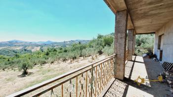Spacious country house with panoramic terrace and 1500 sqm land in Roccaspinalveti. Img4