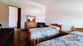 Spacious country house with panoramic terrace and 1500 sqm land in Roccaspinalveti. Img15