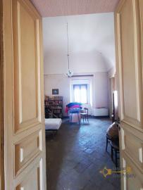 Magnificent character apartment with high vaulted ceilings, cotto tiles, four bedrooms. Casalanguida. Img25