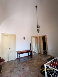 Magnificent character apartment with high vaulted ceilings, cotto tiles, four bedrooms. Casalanguida. Img13