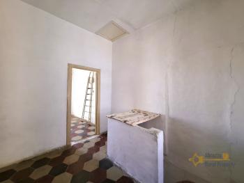 Character large stone house, four floors, vaulted ceilings and arches. Fraine. Img23