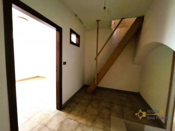 Character large stone house, four floors, vaulted ceilings and arches. Fraine. Img12