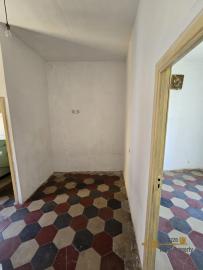 Character large stone house, four floors, vaulted ceilings and arches. Fraine. Img34