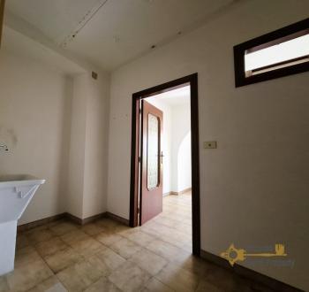 Character large stone house, four floors, vaulted ceilings and arches. Fraine. Img17