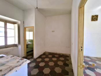 Character large stone house, four floors, vaulted ceilings and arches. Fraine. Img2