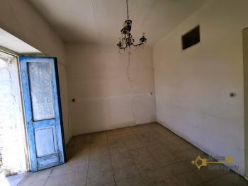 Character large stone house, four floors, vaulted ceilings and arches. Fraine. Img20