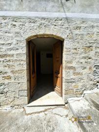 Character large stone house, four floors, vaulted ceilings and arches. Fraine. Img31