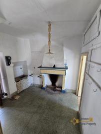 Character large stone house, four floors, vaulted ceilings and arches. Fraine. Img35