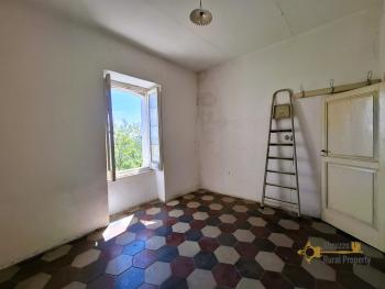 Character large stone house, four floors, vaulted ceilings and arches. Fraine. Img24