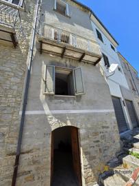 Character large stone house, four floors, vaulted ceilings and arches. Fraine.