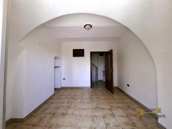 Character large stone house, four floors, vaulted ceilings and arches. Fraine. Img11