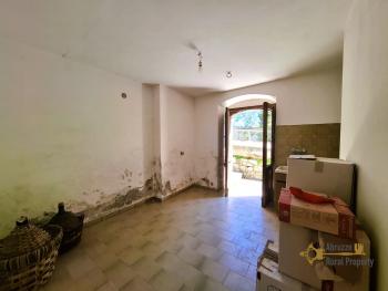 Character large stone house, four floors, vaulted ceilings and arches. Fraine. Img18