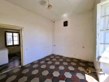 Character large stone house, four floors, vaulted ceilings and arches. Fraine. Img6