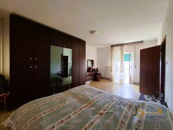 Large three-bedroom town house in habitable condition 30 minutes from the Adriatic coast. Liscia. Img15