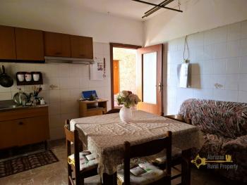Large three-bedroom town house in habitable condition 30 minutes from the Adriatic coast. Liscia. Img6