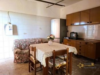 Large three-bedroom town house in habitable condition 30 minutes from the Adriatic coast. Liscia. Img5