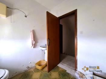 Large three-bedroom town house in habitable condition 30 minutes from the Adriatic coast. Liscia. Img30