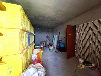 Large three-bedroom town house in habitable condition 30 minutes from the Adriatic coast. Liscia. Img27