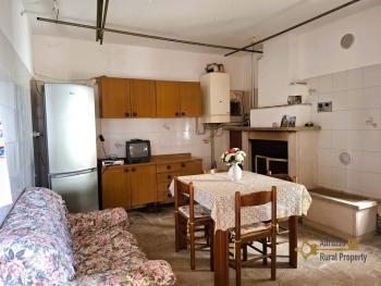 Large three-bedroom town house in habitable condition 30 minutes from the Adriatic coast. Liscia. Img4