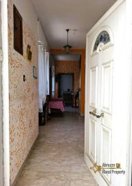 Large three-bedroom town house in habitable condition 30 minutes from the Adriatic coast. Liscia. Img2