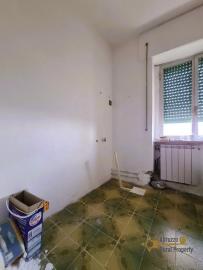 Large three-bedroom town house in habitable condition 30 minutes from the Adriatic coast. Liscia. Img29